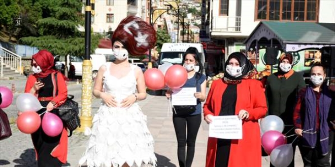 Sosyal mesafeli düğünler için 'maskeli gelinlik'