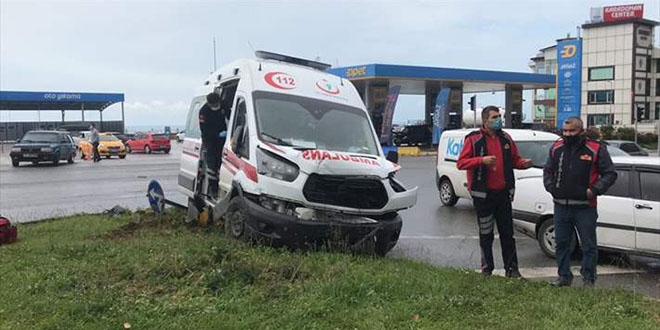 Ambulans ile otomobil çarpıştı: 1 ölü, 1 yaralı