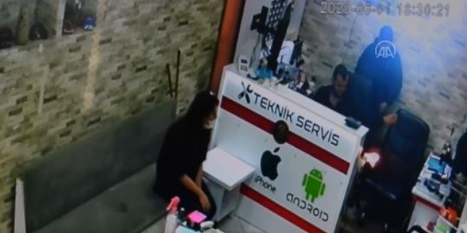 Telefon bataryasının patlama anı kameraya yansıdı
