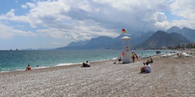 Antalya sahillerinde 'sosyal mesafeli' deniz ve gne keyfi