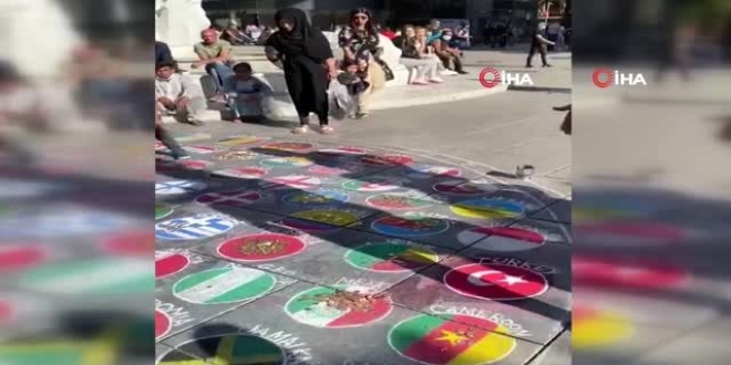 Ünlü sunucudan Türk bayrağı üzerinde kumar oynama skandalına sert tepki