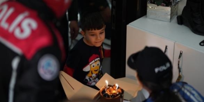 Emniyet ekiplerinden karantinadaki çocuğa doğum günü sürprizi