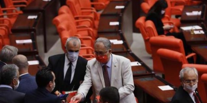 Meclis'te renkli maske modas�