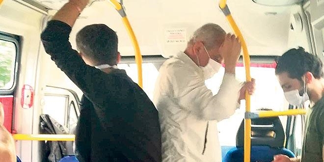 Minibüste sosyal mesafe unutuldu: Ücretler elden ele