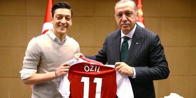 Amaç Mesut Özil'i yok etmek