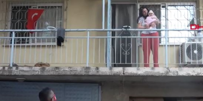 Salgın nedeniyle yeni doğan bebeğini ve eşini balkondan görüyor