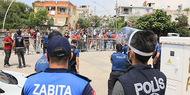 Karantina uzatıldı, bütün mahalle ayaklandı