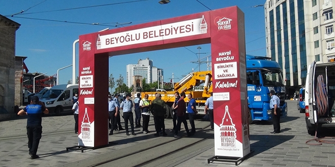 İstiklal Caddesinde Beyoğlu ve İBB zabıtaları arasında gerginlik