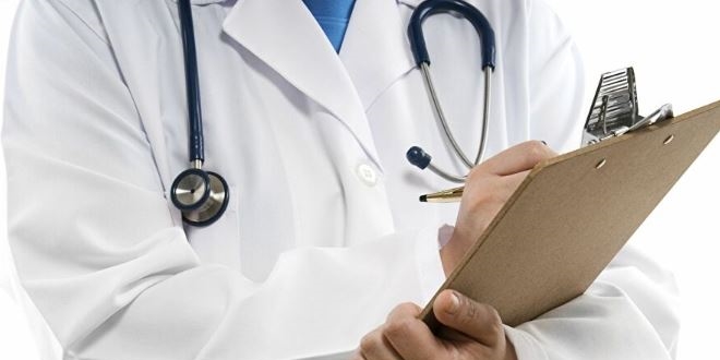 Koronavirüse yakalanan doktorun maaşı kesildiği iddiası