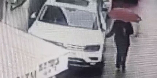 Okul müdürünün aracını çubukla çizen kişi öğretmen çıktı