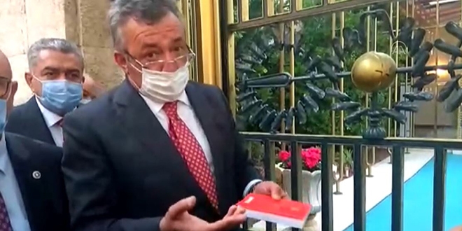 CHP'liler, Meclis Başkanlığına Anayasa kitapçığı bıraktı