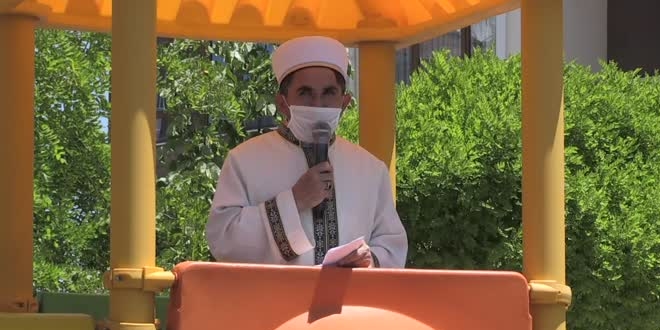 Cuma namazında imam hutbeyi kaydırağa çıkarak okudu