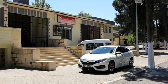 İş adamı, evlerine gittiği 2 arkadaşı tarafından öldürdü