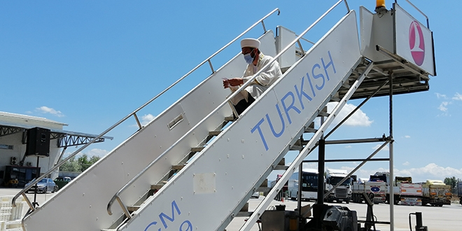 Uçak merdiveninden ezan ve cuma hutbesi