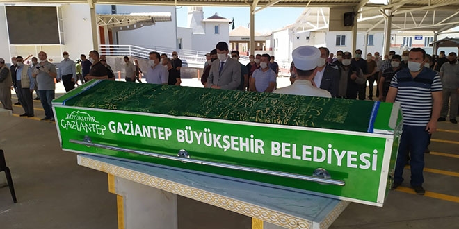 Öğretmen kayalıklardan düşerek hayatını kaybetti