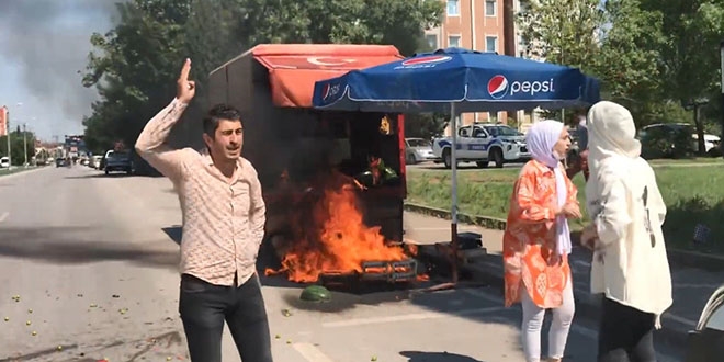 Satış yapmasına izin çıkmadı, ekmek teknesini ateşe verdi