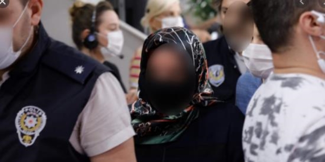 Canlı yayınına polis baskını: 14 yaşındaki kızı hamile çıkan anne gözaltına alındı