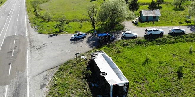 Erzincan'da yolcu otob�s� devrildi: 19 yaral�