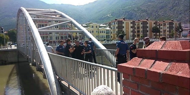 Köprüde intihara kalkışan kişiyi itfaiye eri böyle kurtardı