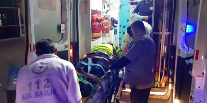 Dur ihtarına uymayan araç polis motosikletiyle çarpıştı: 3 yaralı