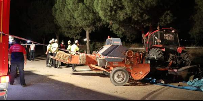 Otomobil park halindeki traktöre çarptı: 2 ölü