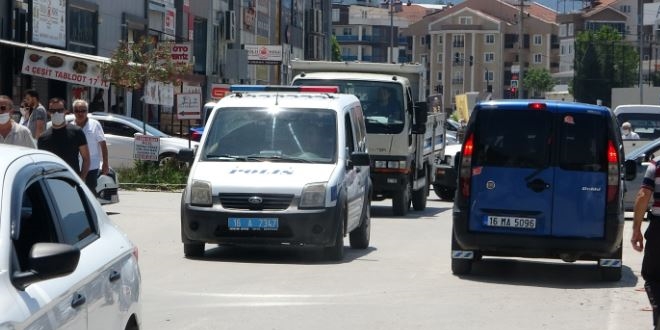 Oto pazarına koronavirüs baskını...5 dakika içinde dağıldılar