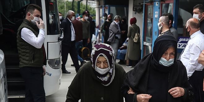Bakan Koca'dan 65 yaş ve üzeri vatandaşlara seyahat uyarısı