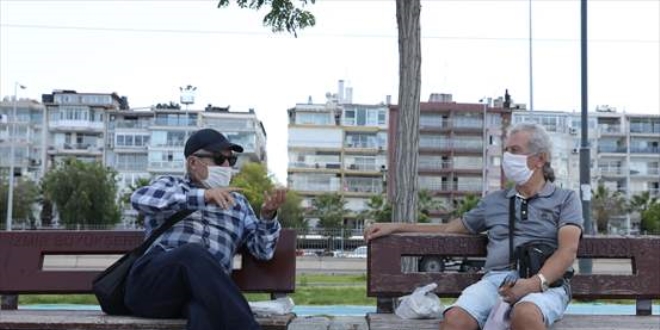 Yaşlılardan gençlere maske ve sosyal mesafe sitemi