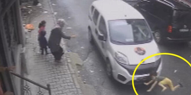 Aniden yola fırlayan çocuğa araç çarptı
