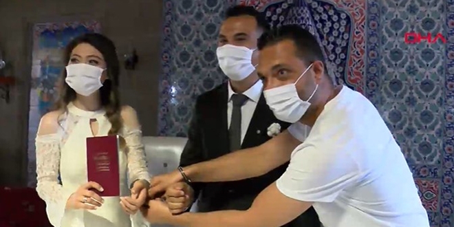 Polis memuru çifte, kelepçeli nikah töreni