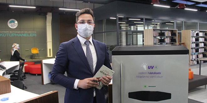 Kütüphanedeki kitaplar ultraviyole ışınlarla sterilize ediliyor
