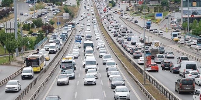 İstanbul'da bazı noktalarda trafik yoğunluğu yaşanıyor