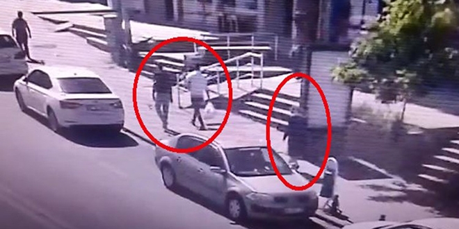 Poşetini taşıdıkları kadının bileziklerini çalmaya çalıştılar