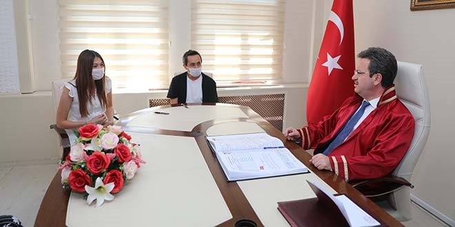 Iğdır Valisi, kendisine ulaşan öğretmen çiftin nikahını kıydı