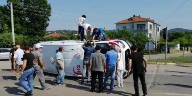 Devrilen ambulanstaki 112 personelini vatandaş kurtardı