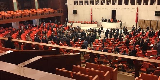 TBMM Genel Kurulu'nda CHP ve MHP milletvekilleri arasında kavga