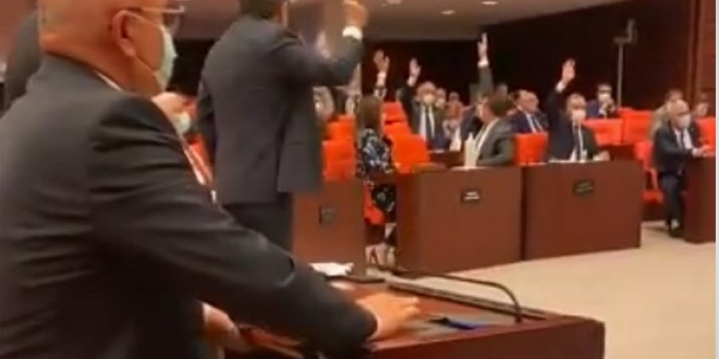 Mecliste yine bazı CHP'li vekiller Devlet malına zarar verdi