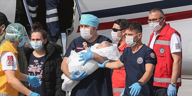 İngiltere'de operasyonla ayrılan siyam ikizleri yurda döndü