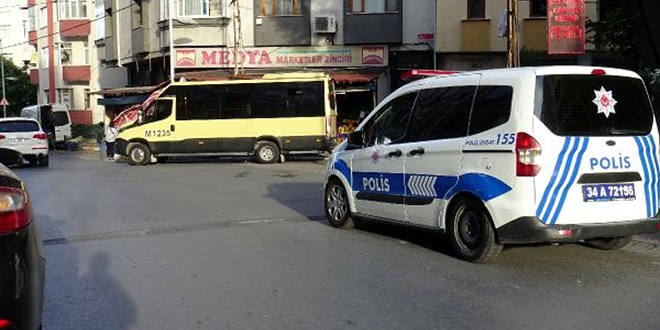 Kadın yolcu ücretini verirken minibüsten düştü