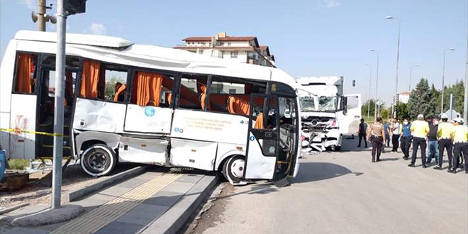 Beypazarı'nda tırla midibüs çarpıştı: 2 ölü, 3 yaralı