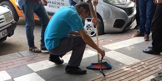 Kaldırımda yürüyen vatandaşların üzerine yılan düştü