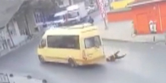Yine açık kapı faciası: Seyir halindeki minibüsten düştü