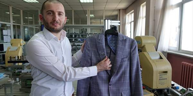Meslek lisesi öğretmeni 'giyilebilir sosyal mesafe ölçüm cihazı' tasarladı