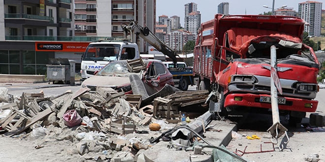 Freni boşalan kamyon, kırmızıda bekleyen araçlara çarptı: 1 ölü, 3 yaralı