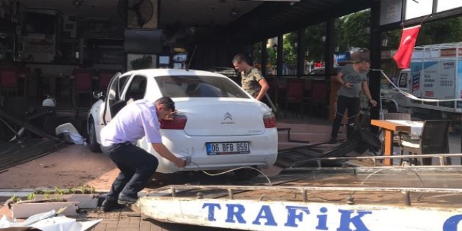 Ünlü şarkıcı trafik kazasında yaralandı
