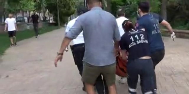 İçki şişesini sağlık çalışanının başında parçaladı