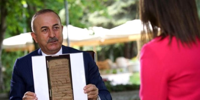 Çavuşoğlu, canlı yayında Ayasofya'nın tapusunu gösterdi