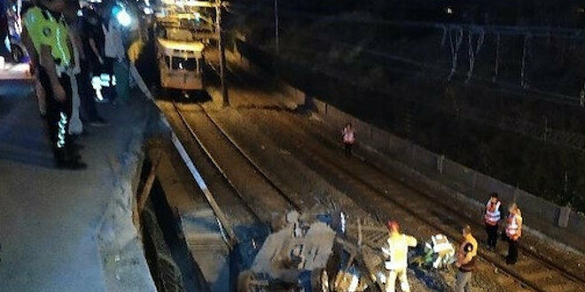 Otomobil metro raylarına uçtu