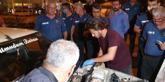 Polise çarpıp kaçan otomobilden 'uyuşturucu' çıktı