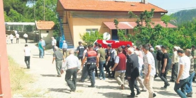 T�rk bayrakl� tabutu bagajda ta��d�lar